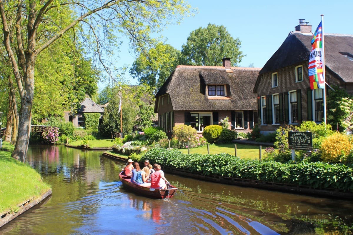 Giethoorn Bootsfahrt: Ein unvergessliches Abenteuer auf den Wasserwegen Hollands