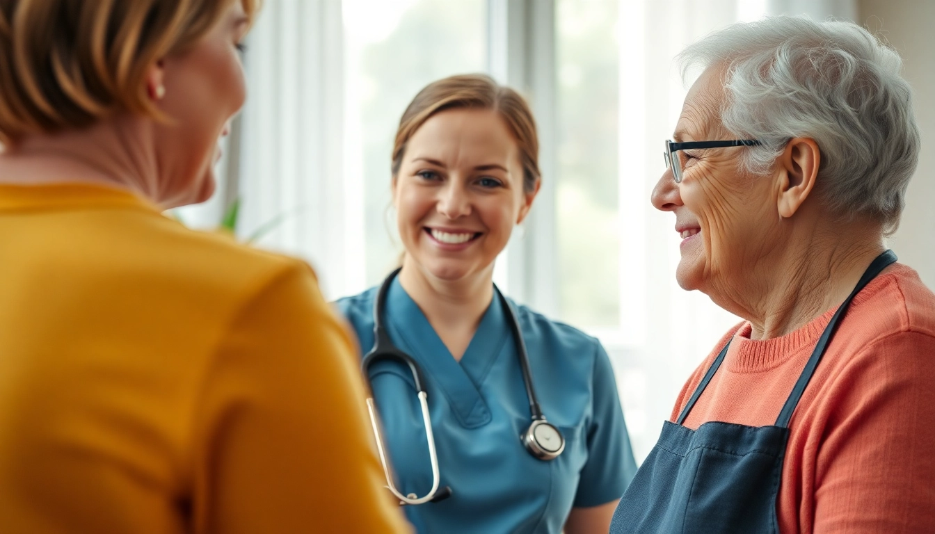 Werbung Pflegedienst: Pflegekraft interagiert freundlich mit älterem Patienten in der lokalen Umgebung.