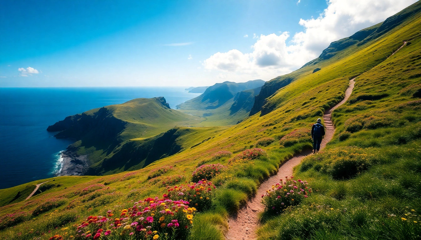 Wanderer auf dem Dingle Way Irland mit schöner Küstenlandschaft im Hintergrund