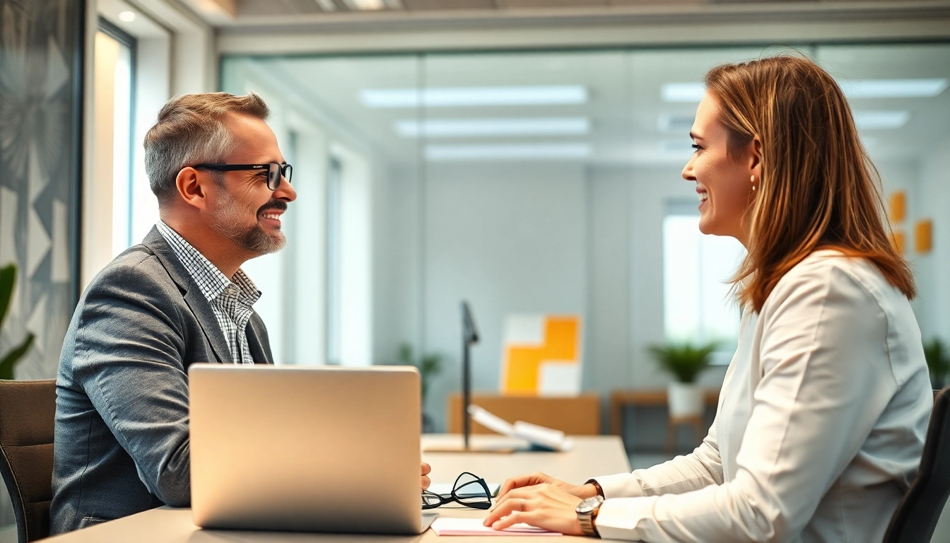 Berater während einer Personalvermittlung im Gespräch mit einem Kandidaten in einem modernen Büro.